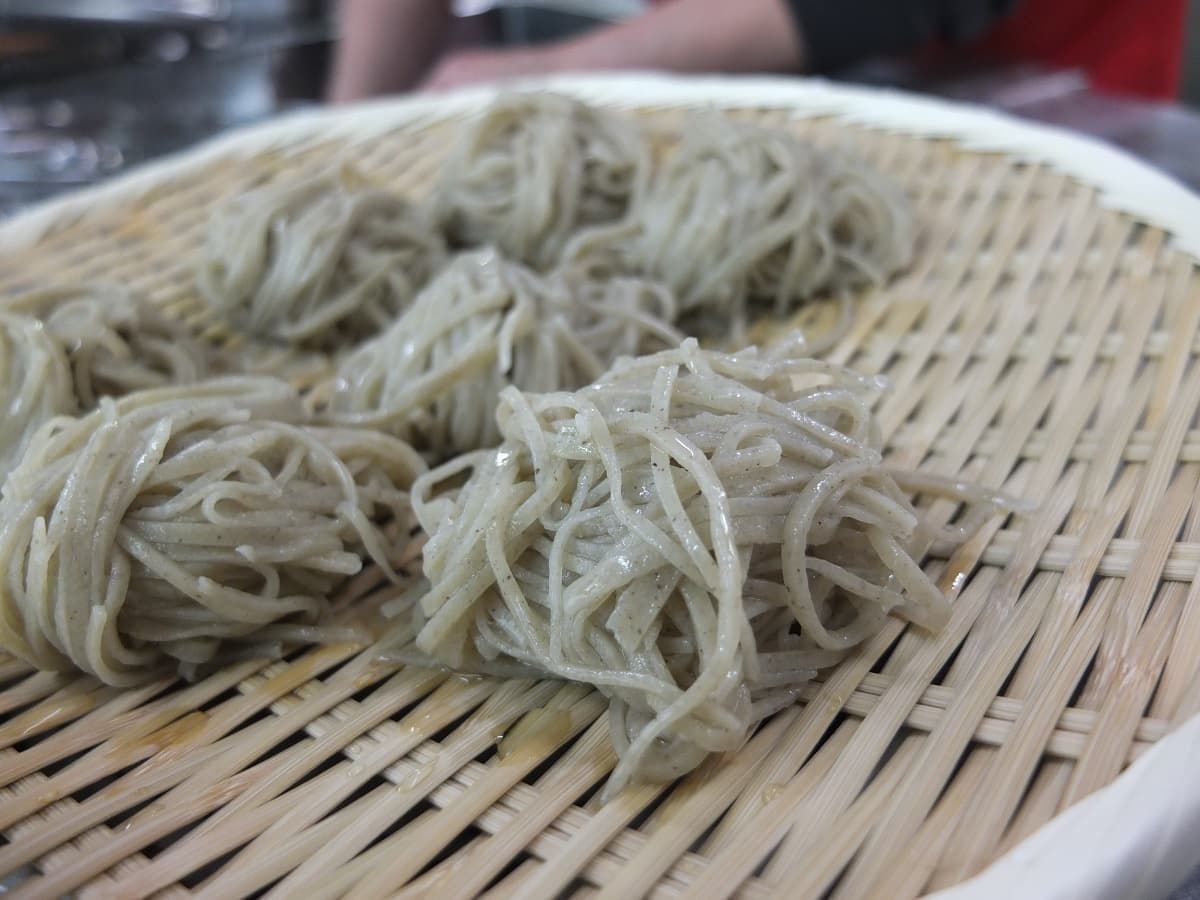 とうじのそばはひと玉ごと丸めて盛り付けます